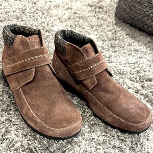 Propet shoes size 10.